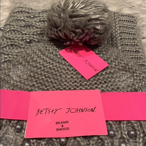 Betsy Johnson beanie and snood - Picture 3 of 3